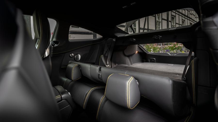 Интерьер Mercedes-AMG C63 S Coupe (C205) 2018 года  (WW) (фото 32 из 44)